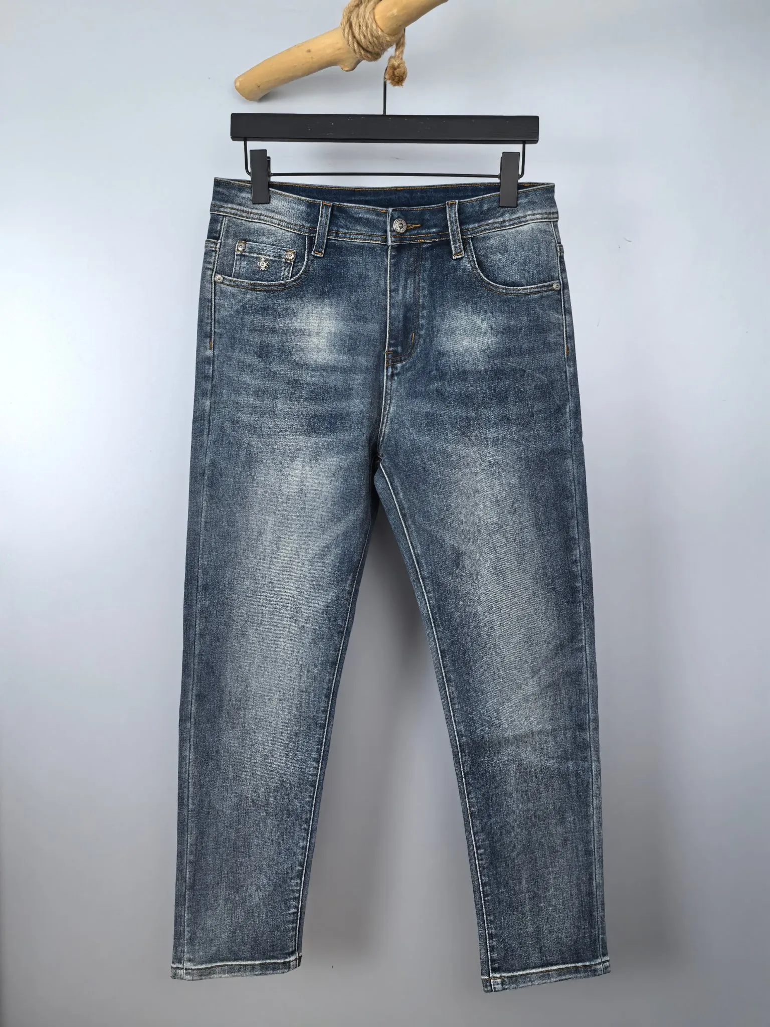 P400 Chrome Hearts men's denim jeans, official album and poster wear style!  High-grade imported denim raw-color fabrics are supplied to customers. We specially select pure 13oz denim fabrics from Okayama, Japan. They are washed with heavy-duty environmentally friendly plant enzymes. The texture has a light retro color and is quite beautiful, which is very suitable for the autumn and winter colors. After washing, the fabric is soft and delicate, but has a strong sense of bones and a slight stretch, which provides an excellent comfortable experience. There is no damage from any technical elements throughout the body, retaining the purest tannin color! The details throughout the body are perfect, exquisite and elegant. The latest leather label on the waist highlights the brand's characteristics. The hardware accessories, leather label and wiring all reflect the craftsmanship! The silhouette is perfectly tailored and has excellent butt lift and slimming effect. It can be easily matched with any top in the wardrobe. It has wide compatibility and is suitable for various daily wear. The upper body is full of shape. It is a must-have trousers for those who are obsessed with quality control and 1V! Size: 29-38 No 35 37